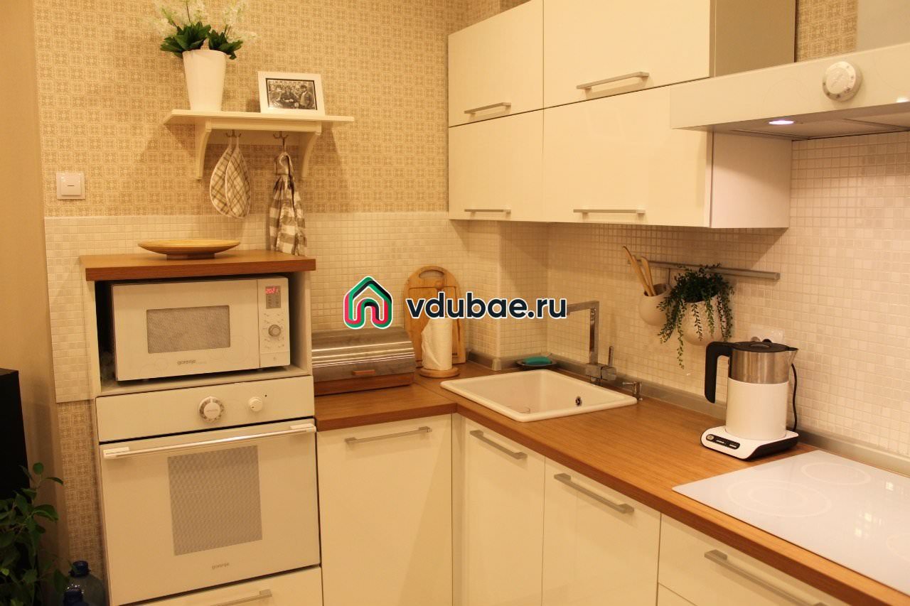 Белая варочная панель в интерьере кухни