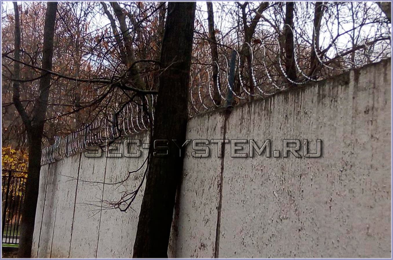 Бетонный забор с колючей проволокой