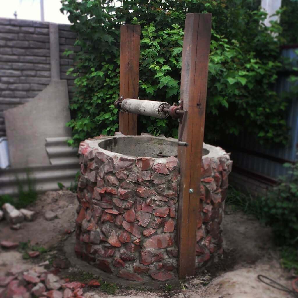 Декоративный колодец из кирпича
