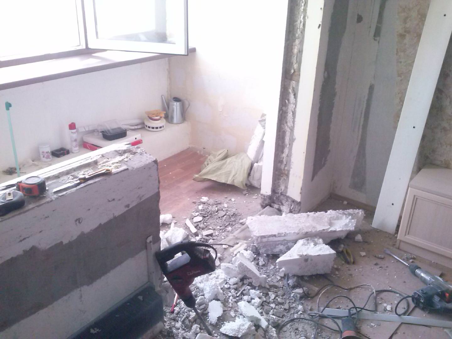 Демонтаж балконного блока