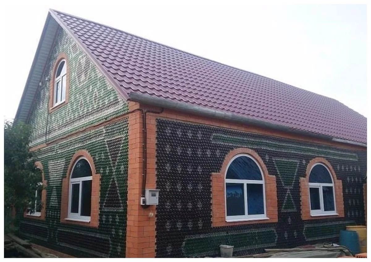 Дом из бутылок стеклянных
