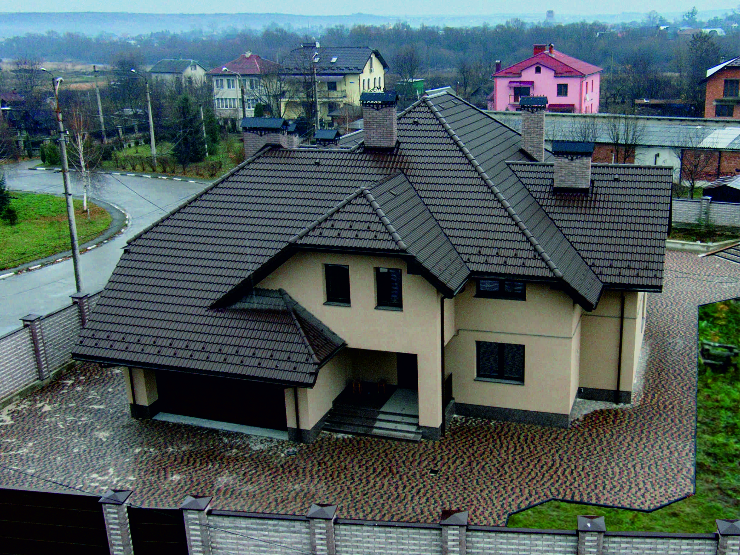 Дом с черной крышей