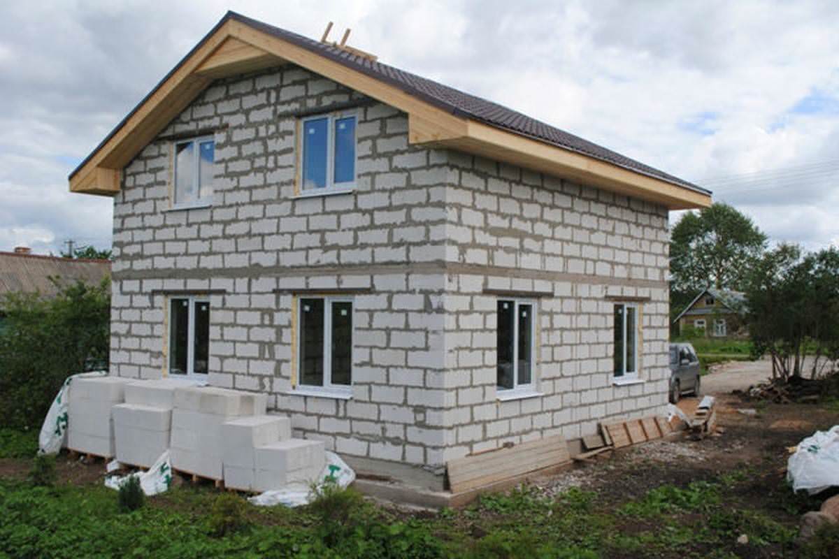 Дом в полтора этажа из газобетона