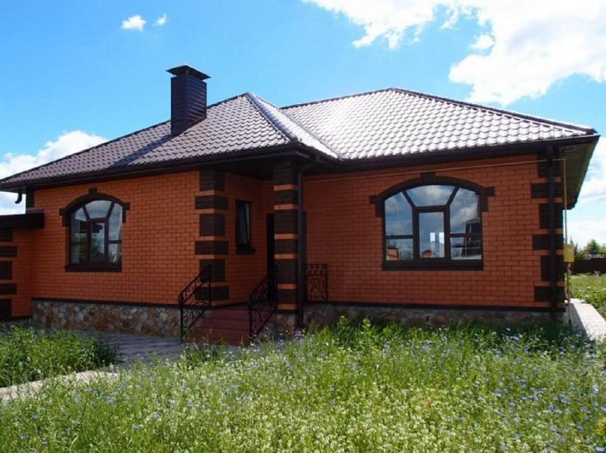Фасады кирпичных домов одноэтажных