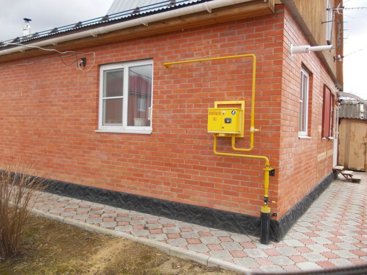 Газовая труба по фасаду