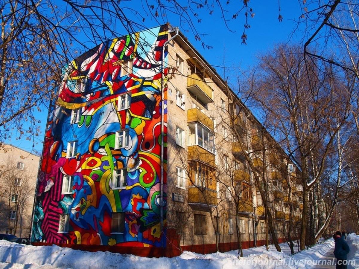 Граффити на стенах домов