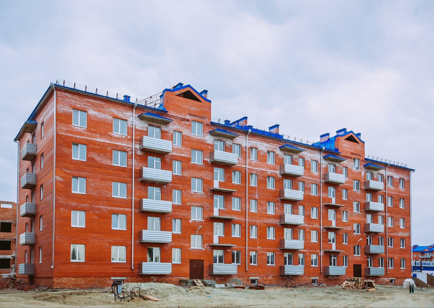 Кирпичные многоэтажные дома