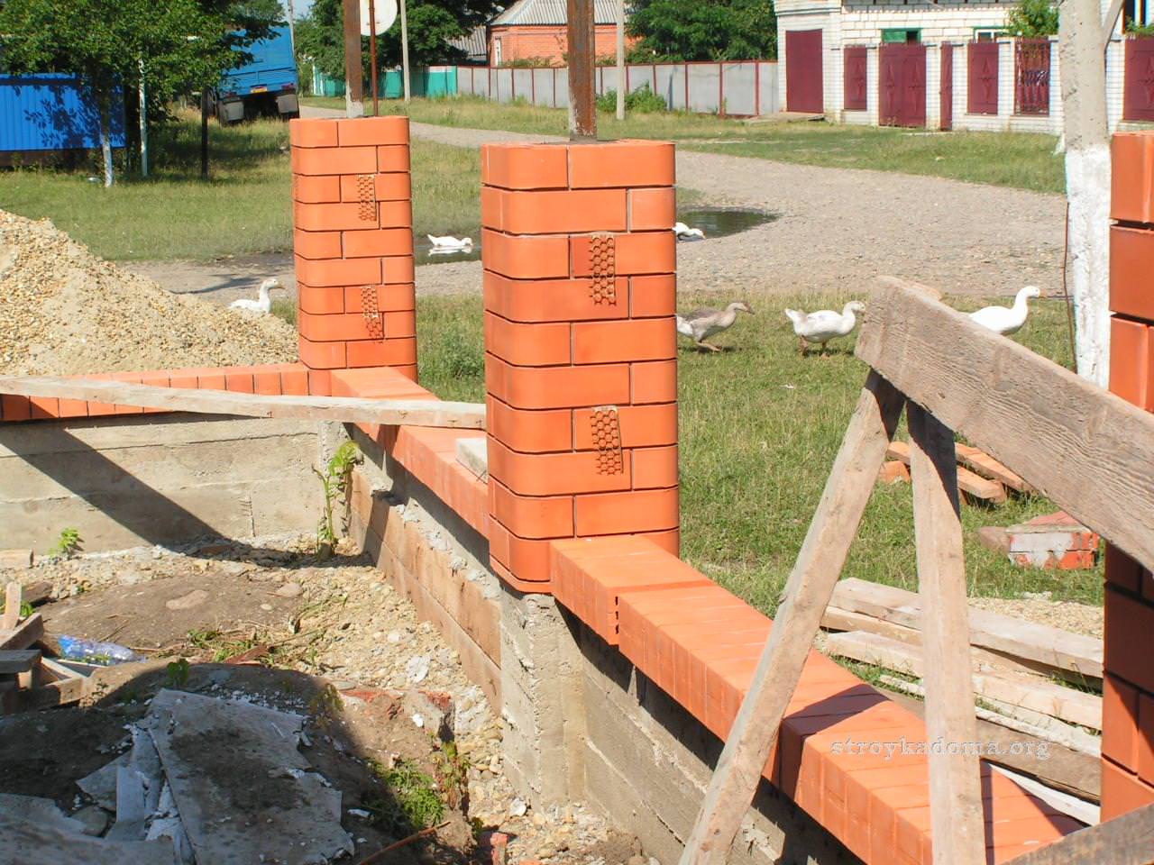Кирпичный забор в полкирпича
