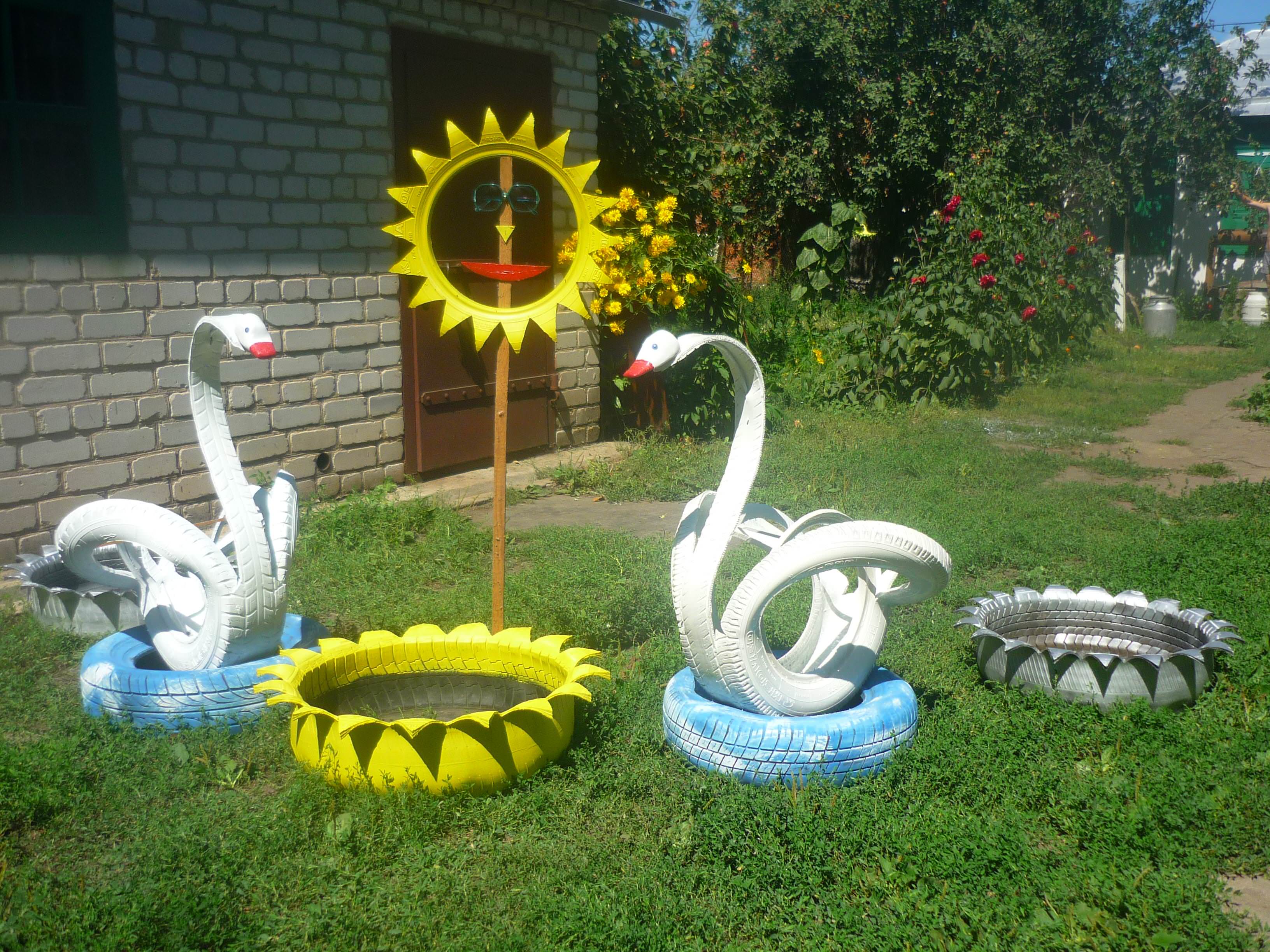Клумба лебедь