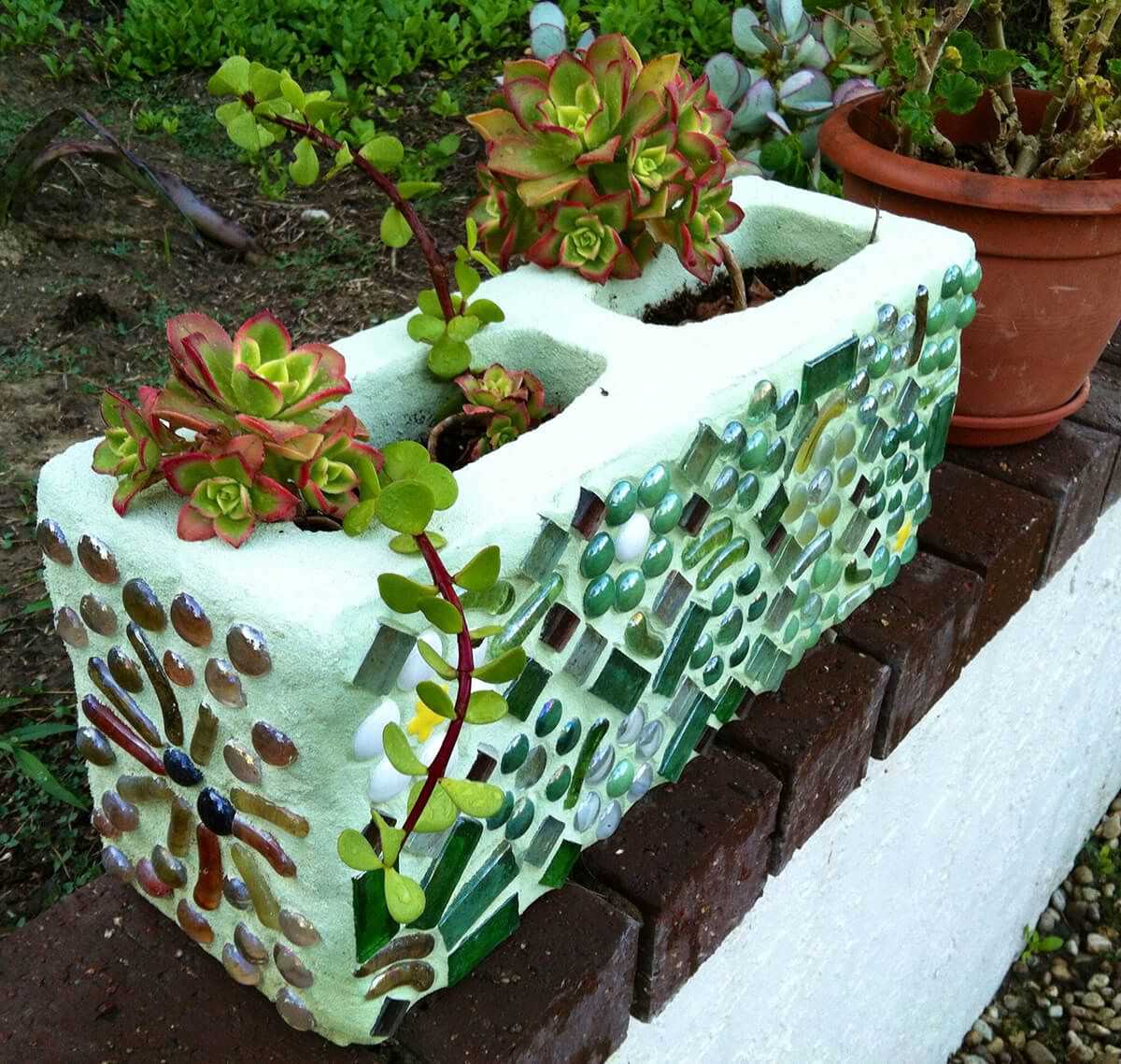 Клумбы из бутылок стеклянных