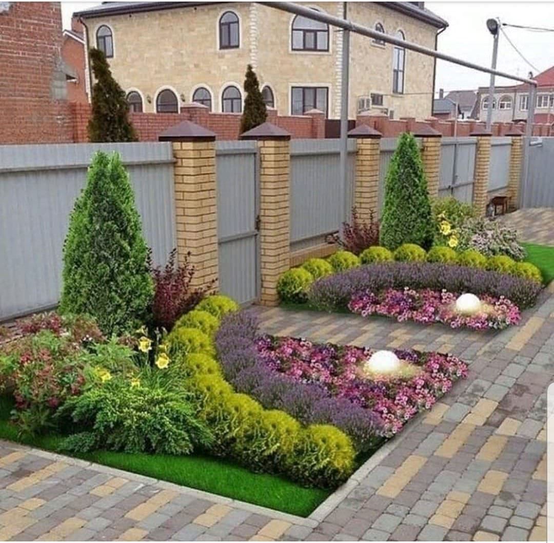Клумбы во дворе частного дома