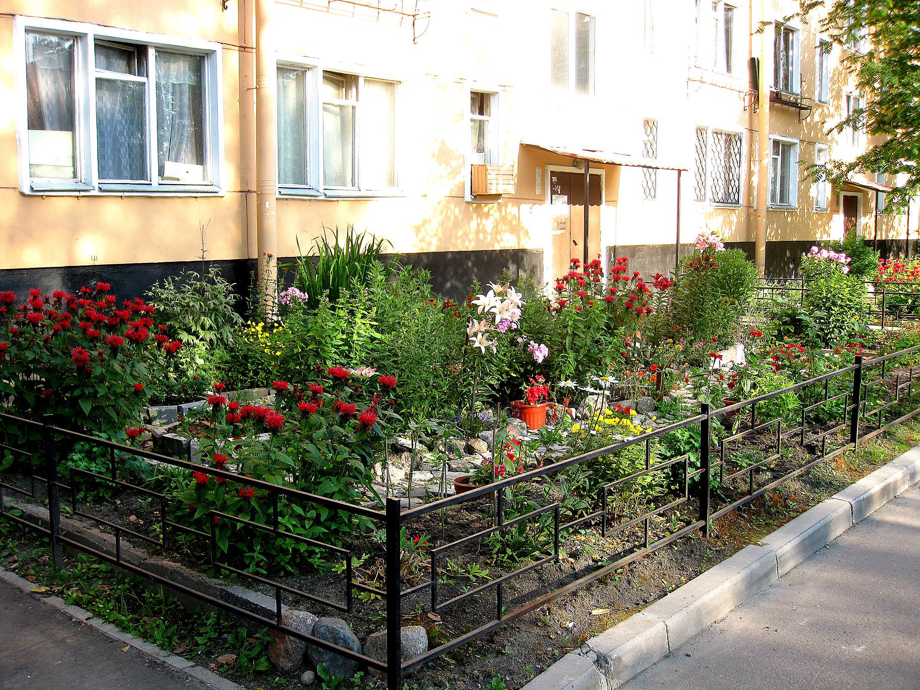 Клумбы во дворе многоквартирного дома