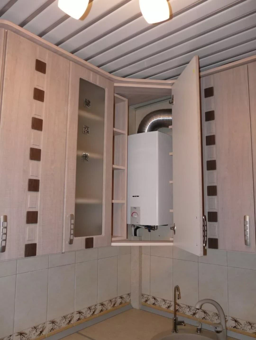 Котел в кухонном гарнитуре