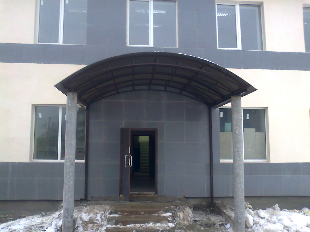 Козырек из профильной трубы над крыльцом
