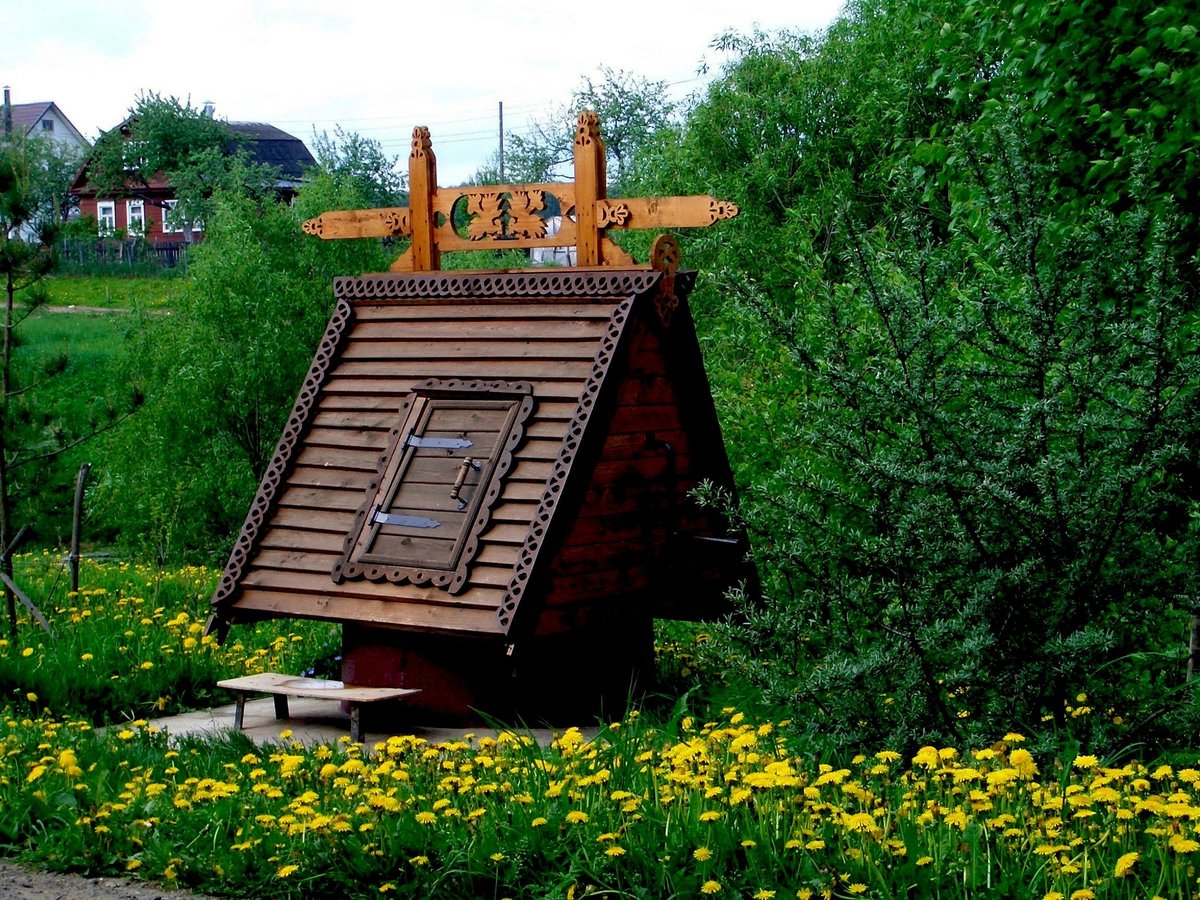 Красивый колодец на даче