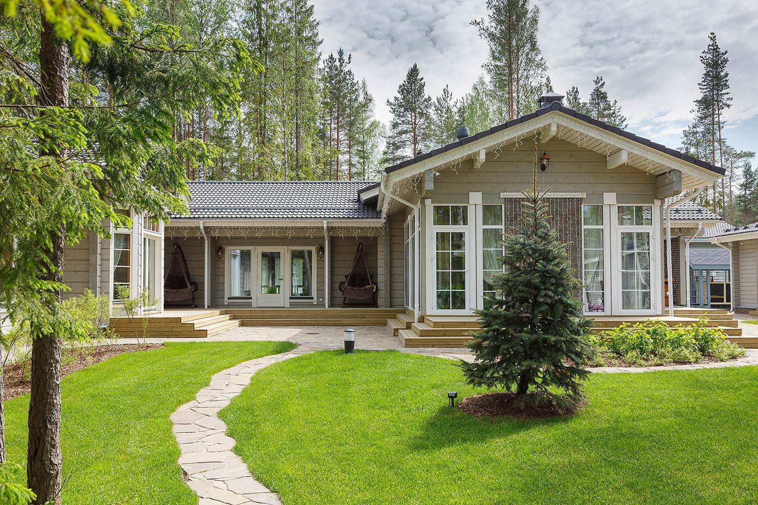 Красивый одноэтажный дом из бруса