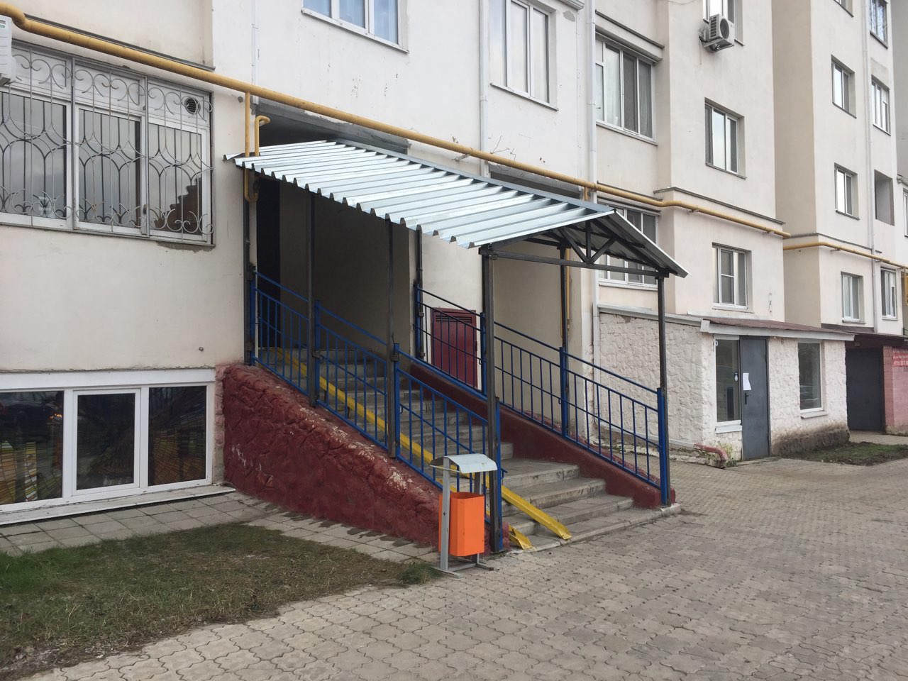 Крыльцо подъезда