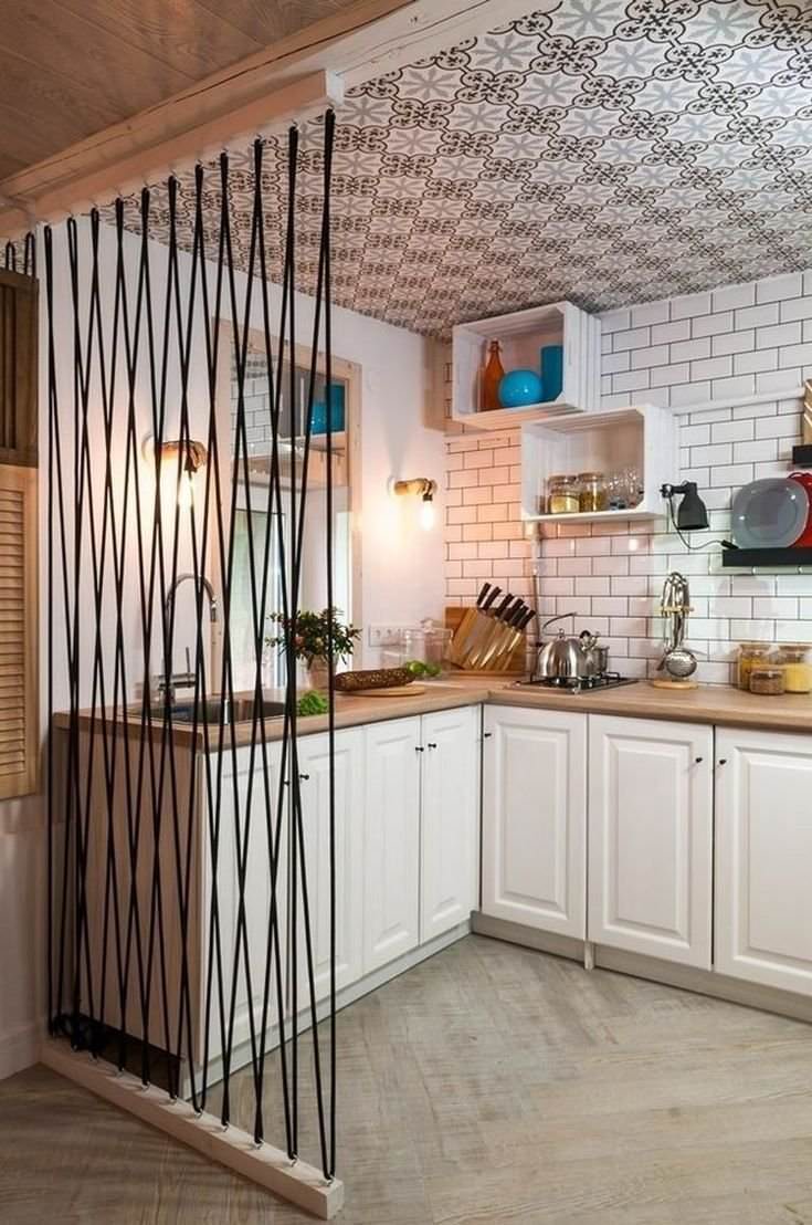 Кухня с деревянными рейками