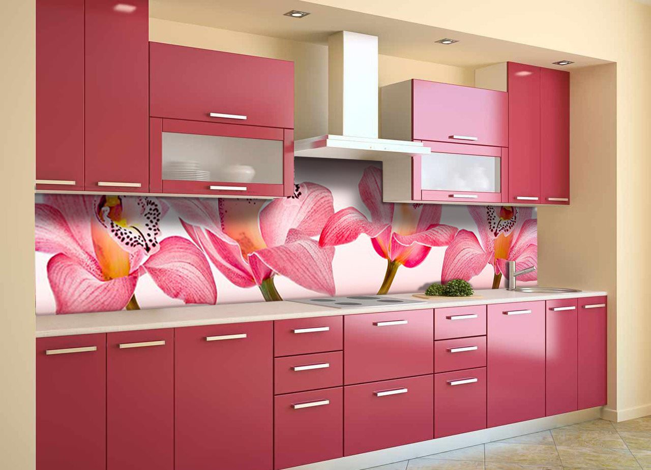 Кухня с розовым фартуком