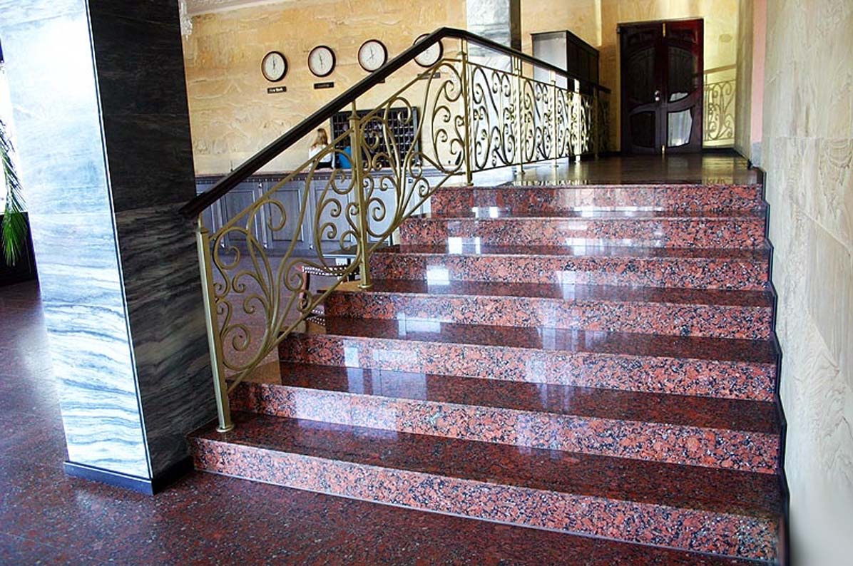 Лестница из гранита в доме