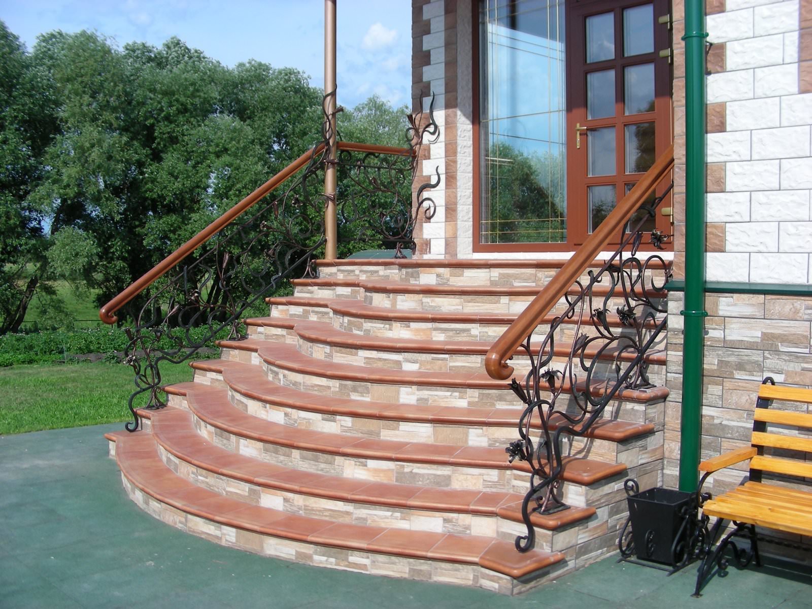 Лестница в дом с улицы