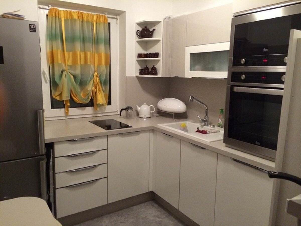Маленькая кухня дизайн с холодильником