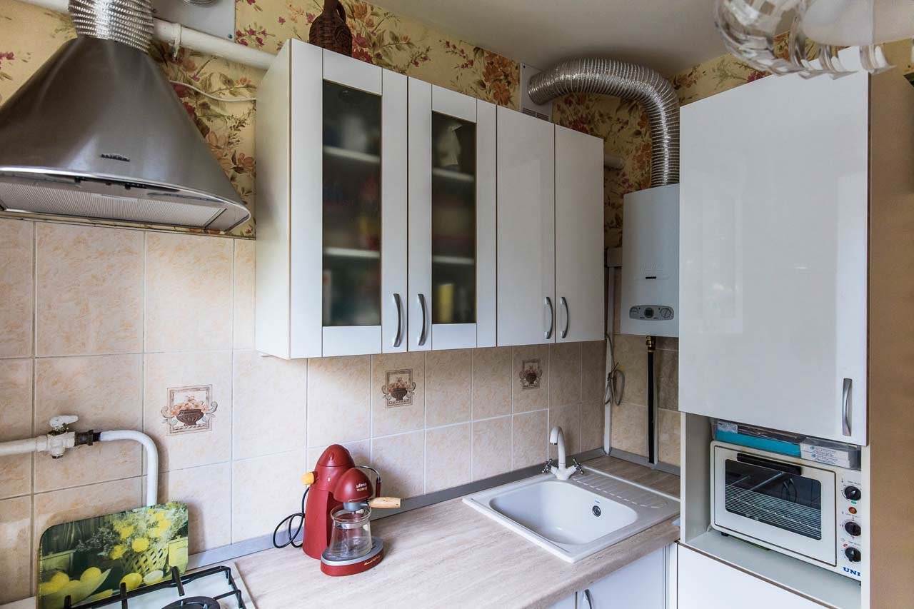Маленькая кухня с газовой колонкой