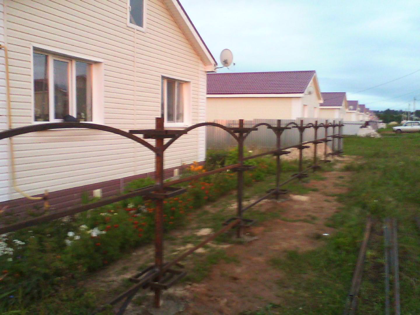 Палисадник из профлиста перед домом