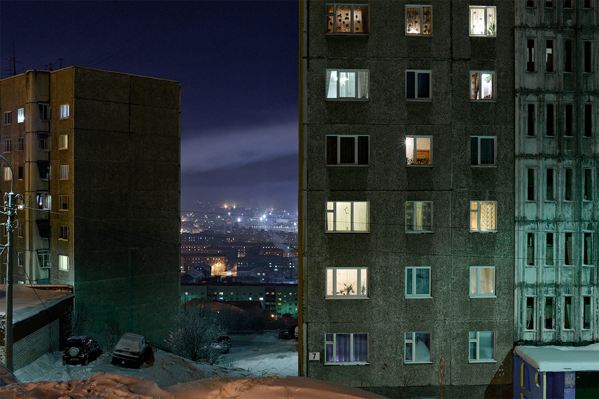 Панельный дом ночью