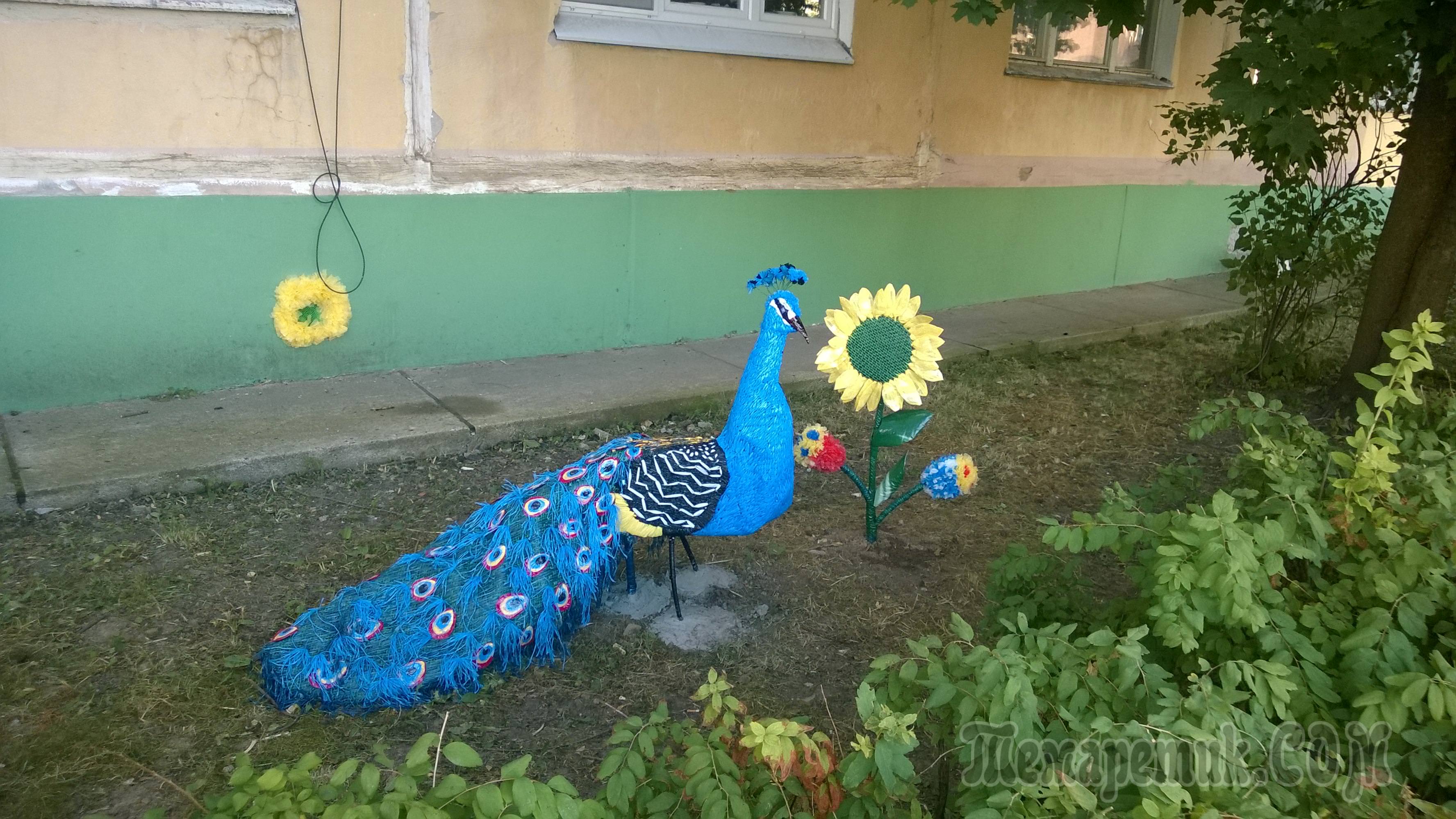 Павлин из бутылок