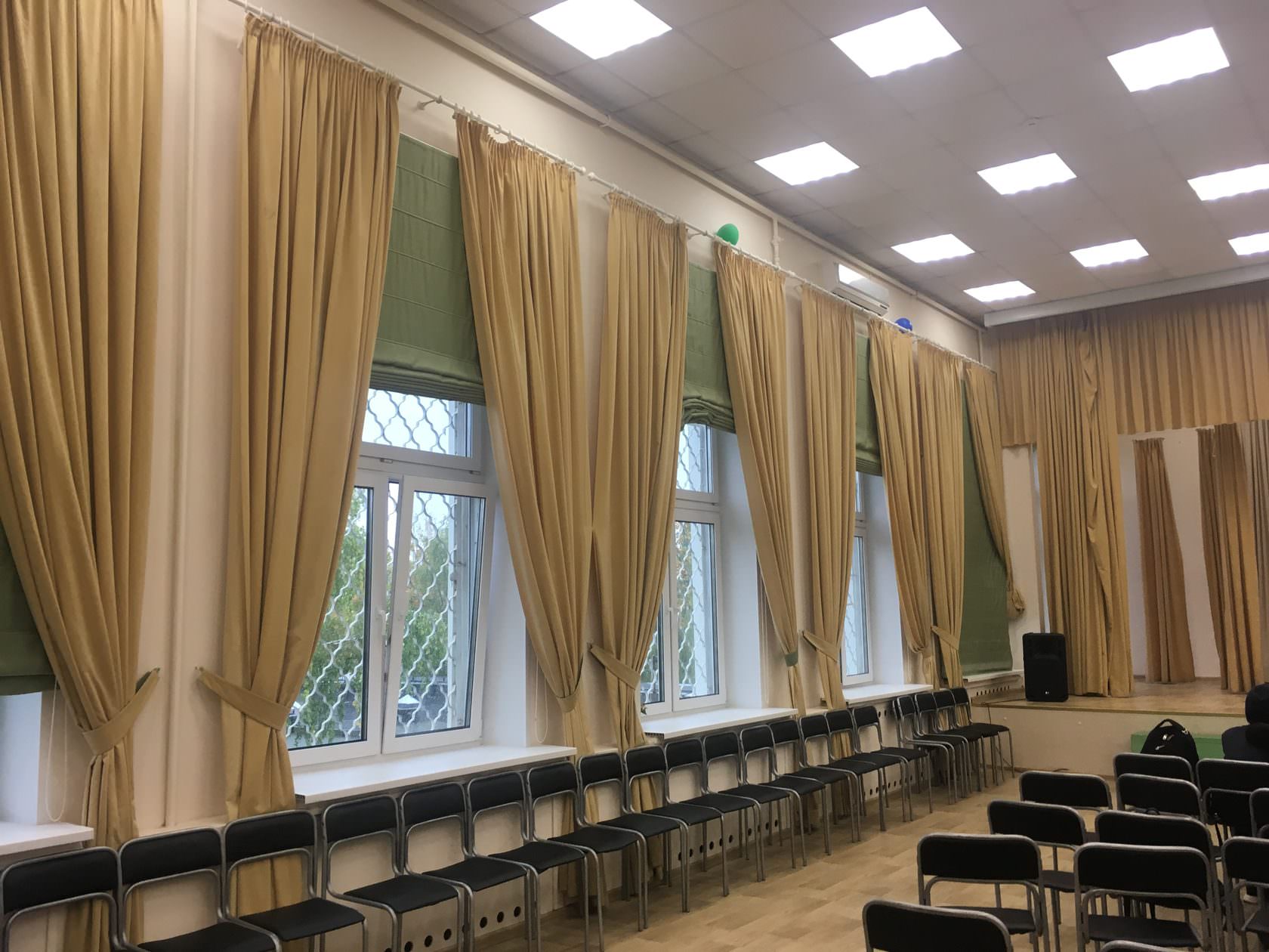 Шторы в актовый зал школы