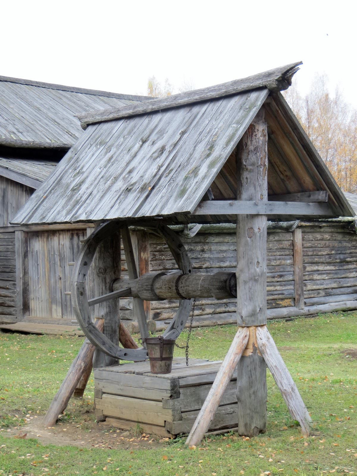 Старинный колодец