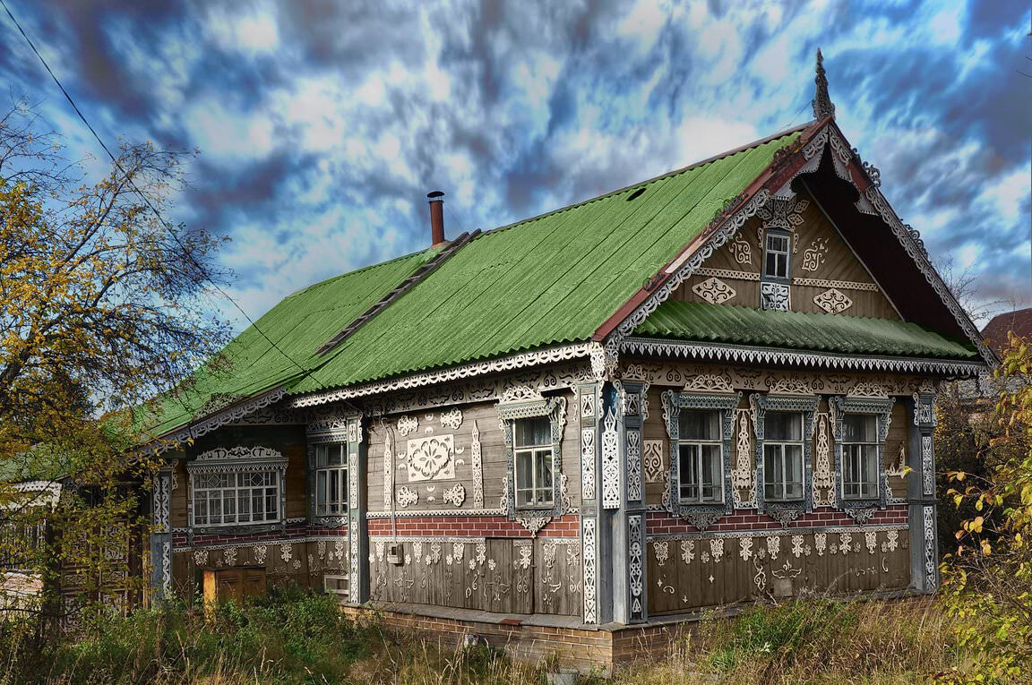Старые деревянные дома в деревне