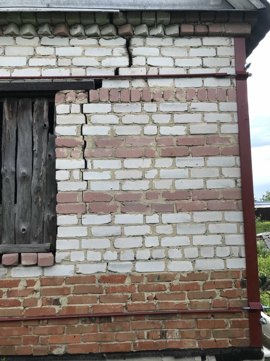 Стяжка стен кирпичного дома