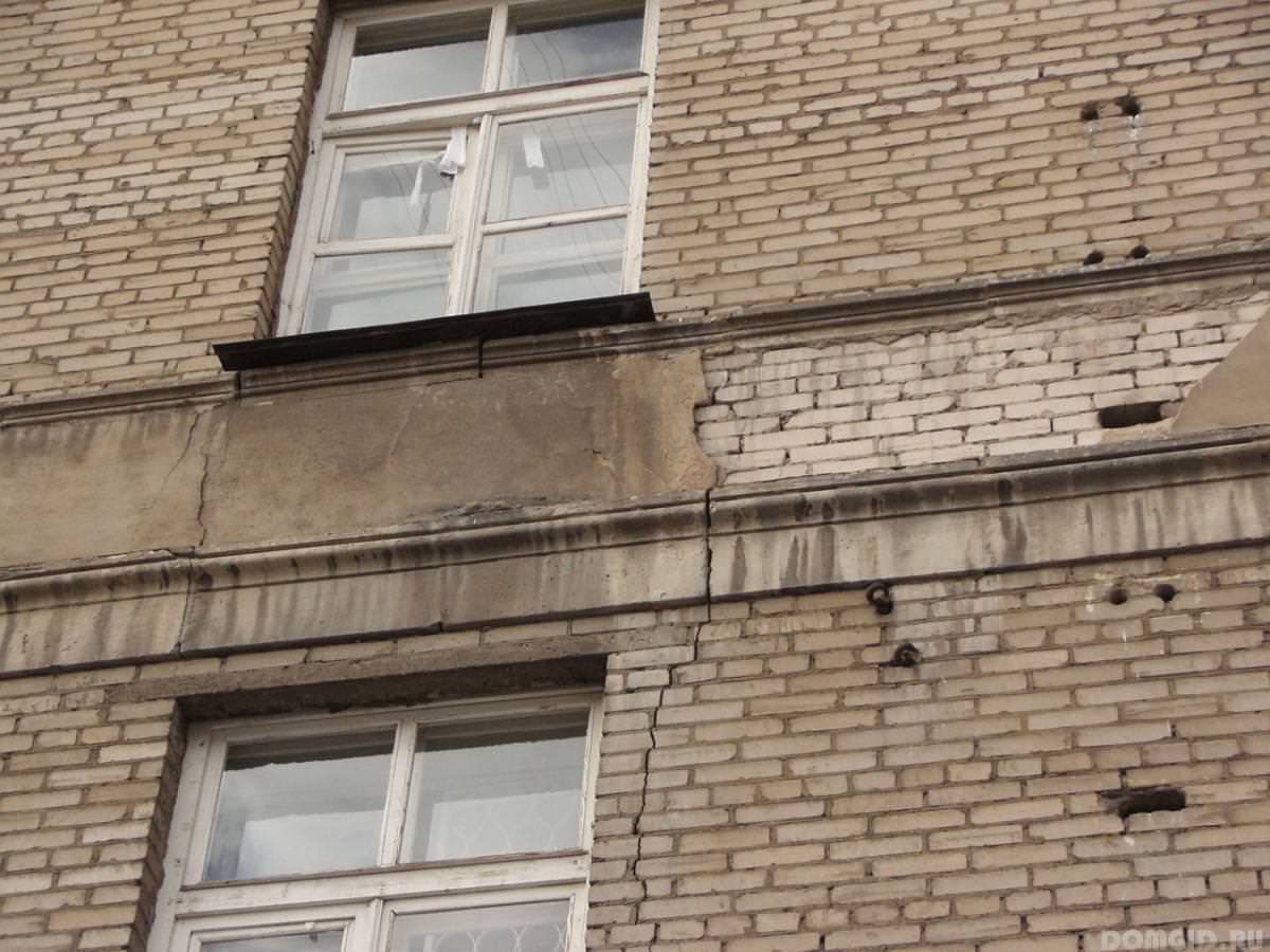 Трещина в стене дома