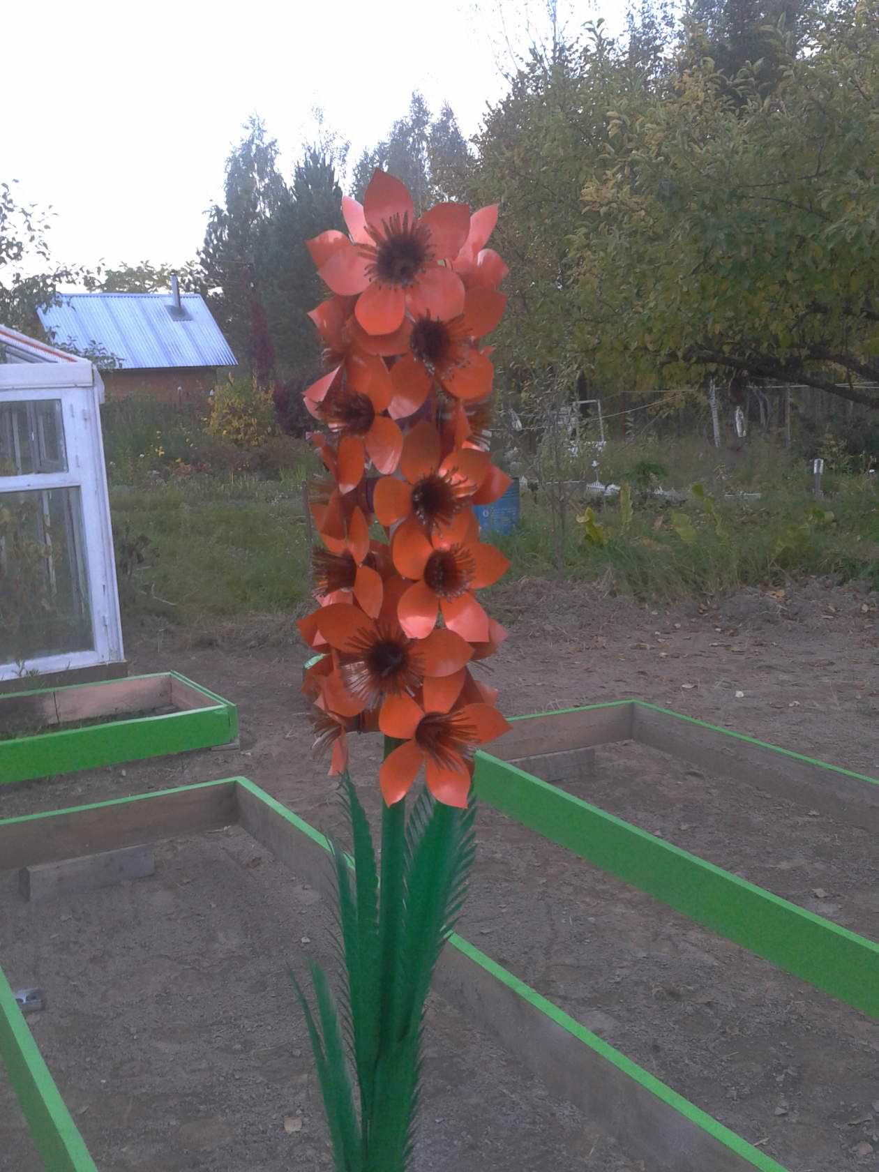 Цветы из пластиковых бутылок для сада