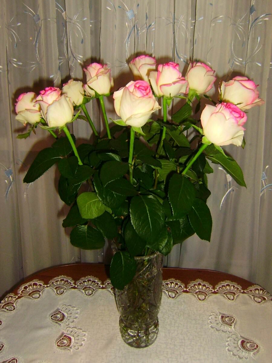 Цветы в вазе дома