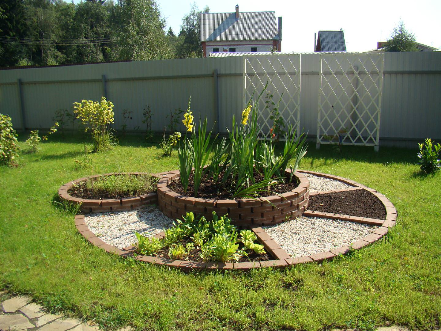 Угловая клумба