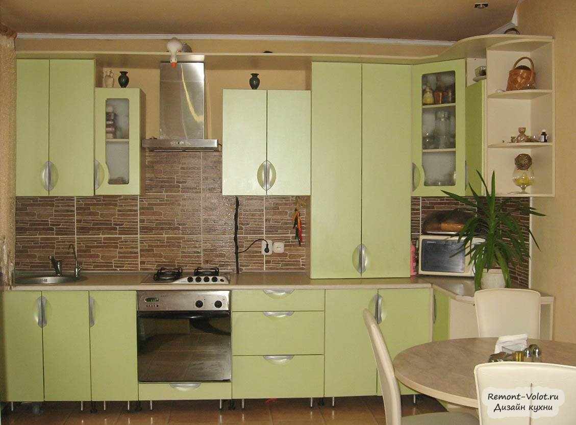 Угловая кухня с котлом в углу
