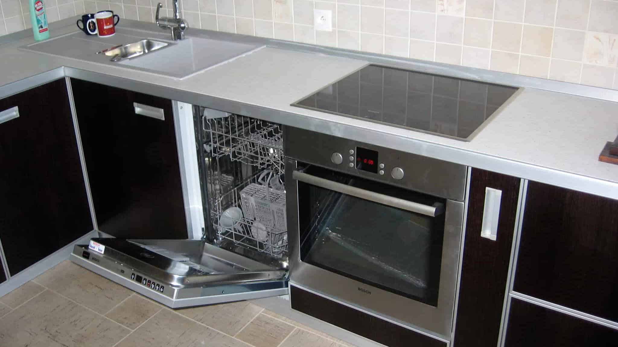 Угловая кухня с посудомоечной машиной