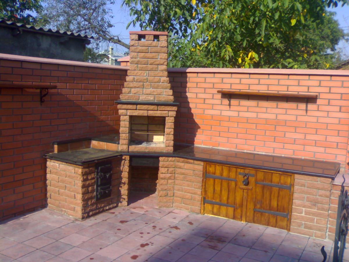 Угловой мангал из кирпича