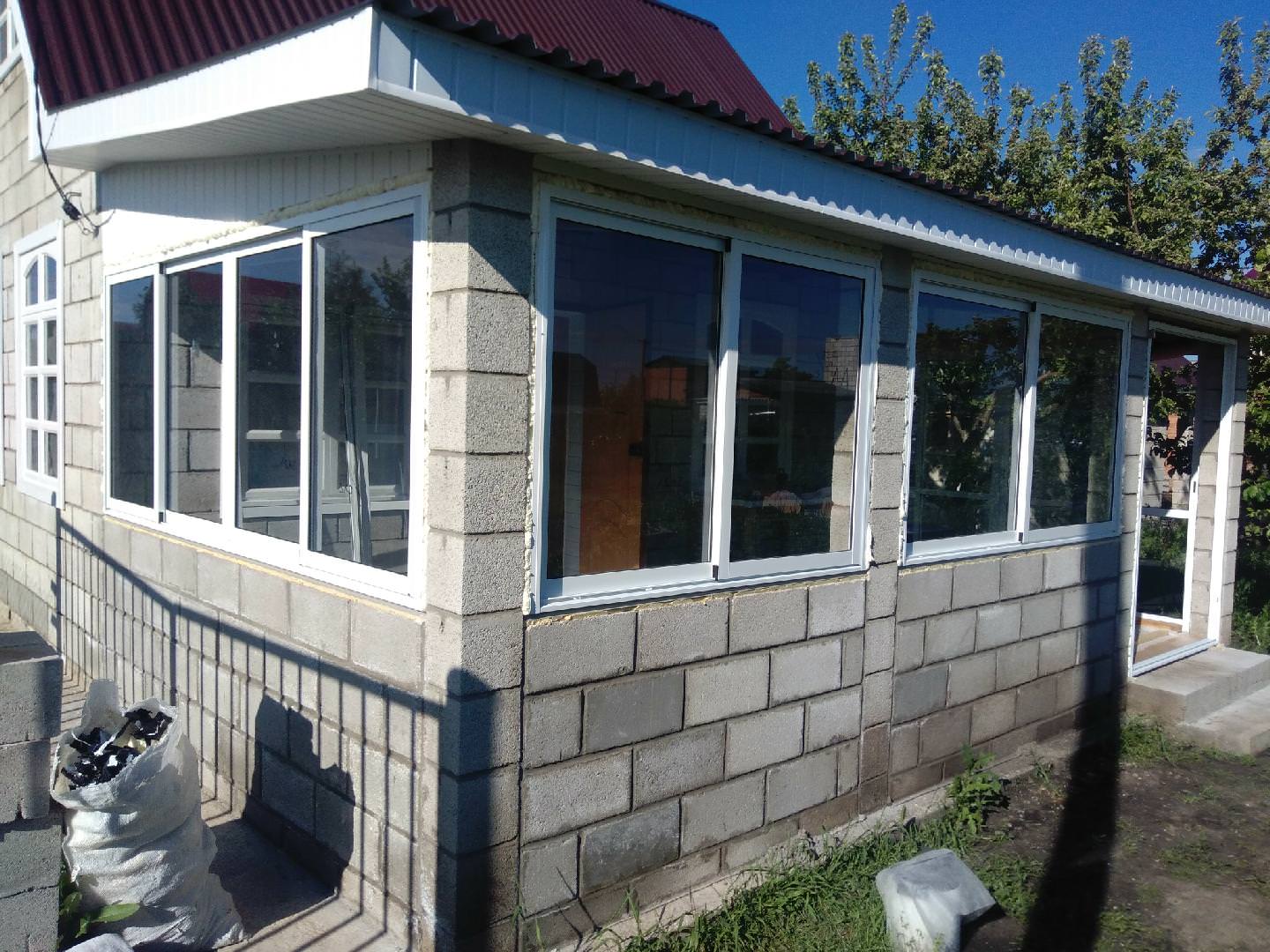 Веранда из блоков пристроенная к дому