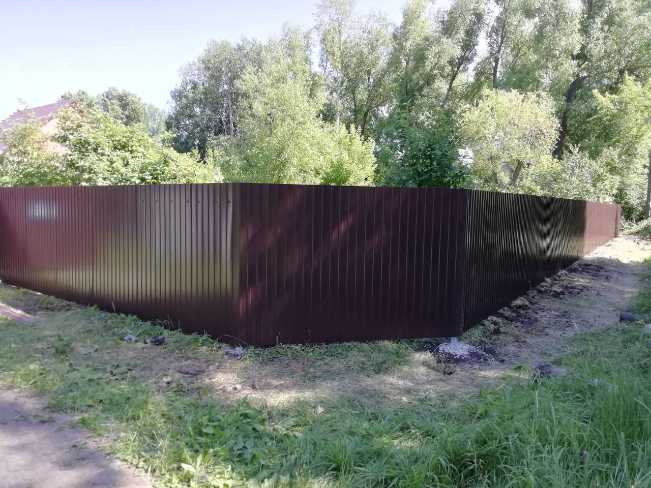 Вишневый забор из профнастила