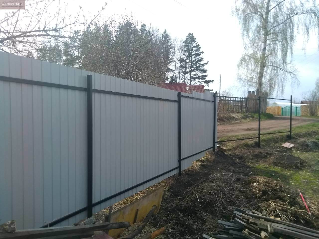 Забор из профлиста с сеткой внизу