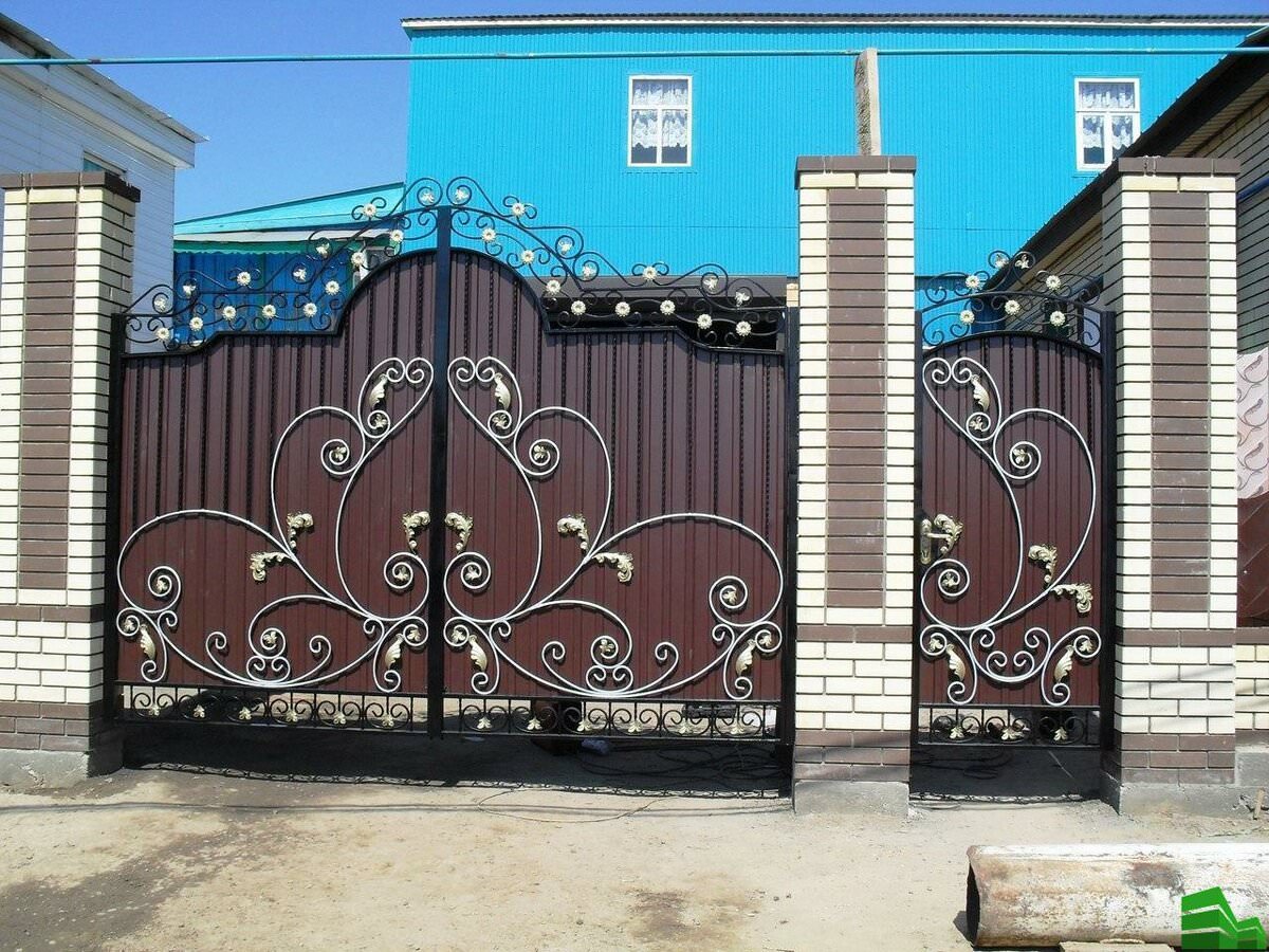 Забор из профнастила с коваными элементами