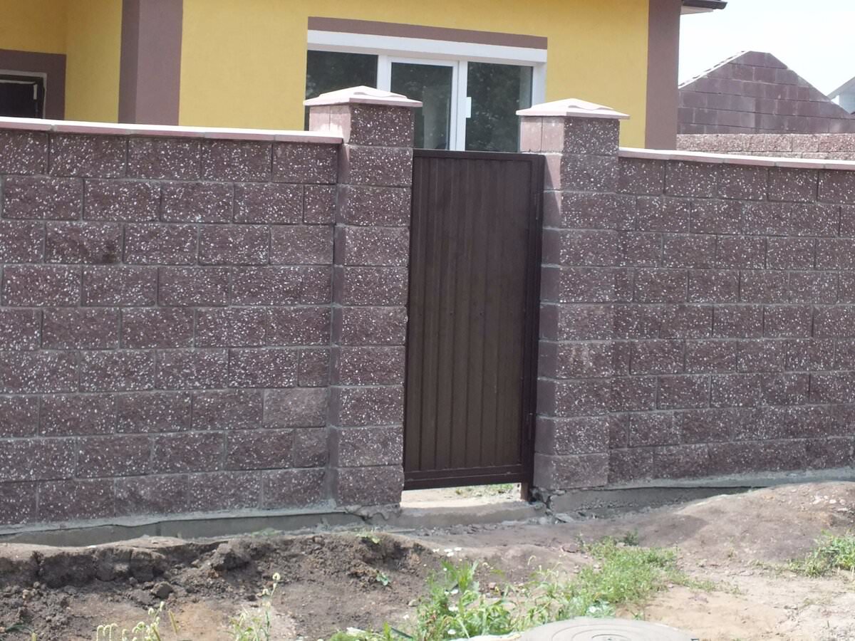 Забор рваный камень