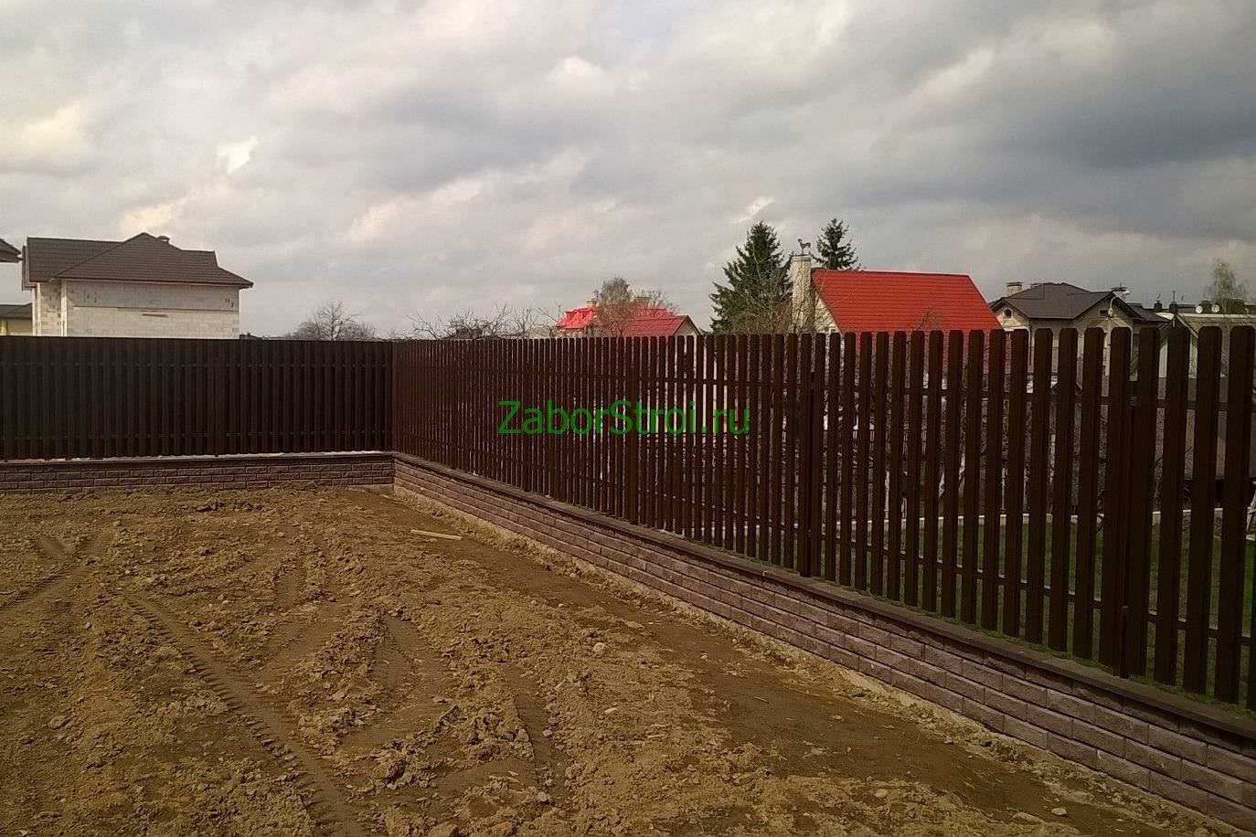 Забор с евроштакетником