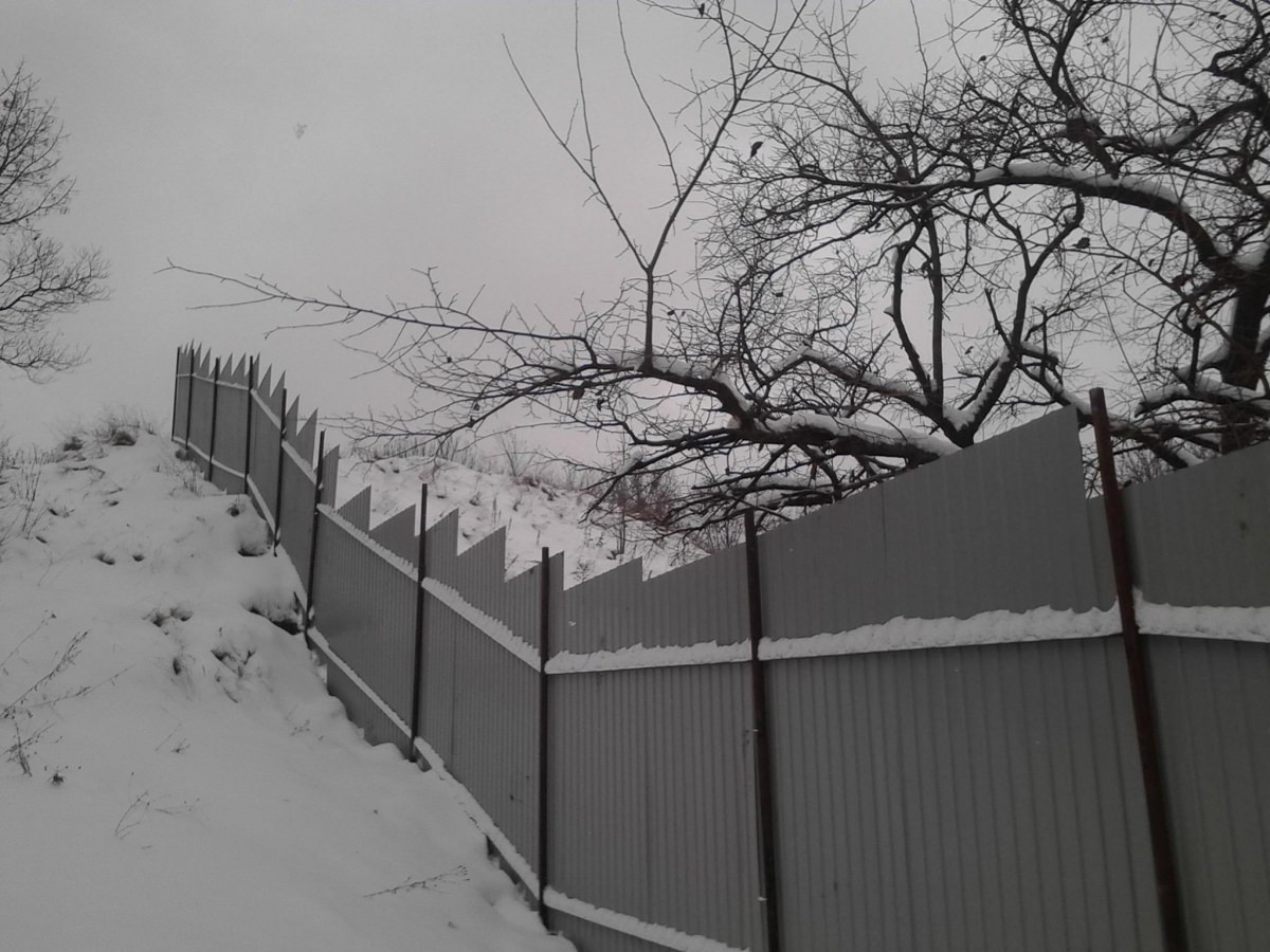 Забор с перепадом высот